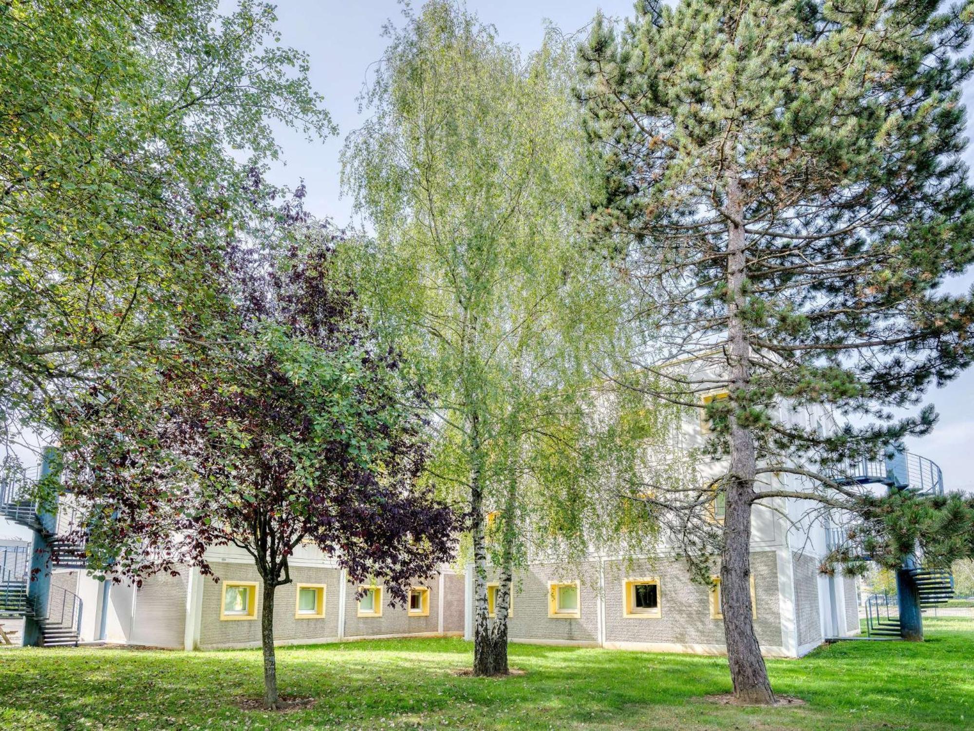Ibis Budget Versailles - Трап Экстерьер фото