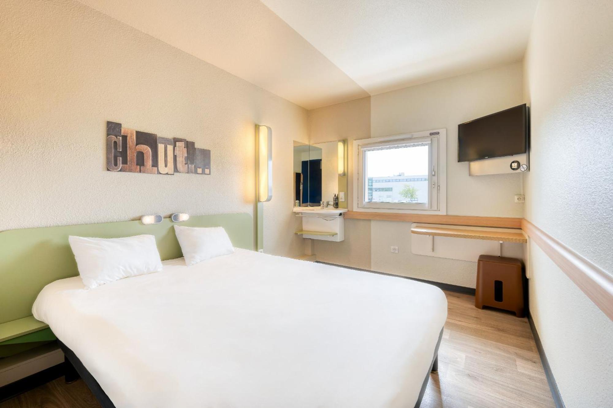 Ibis Budget Versailles - Трап Экстерьер фото